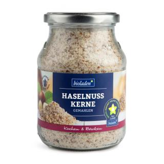 b*Haselnusskerne natur gemahlen