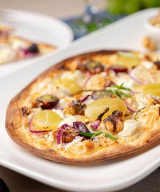 Flammkuchen mit Trauben und Ziegenkäse