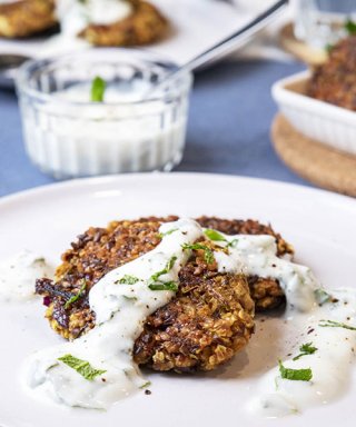 Haferflocken-Bratlinge mit Zucchini und Joghurt-Mi