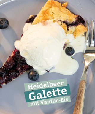 Heidelbeer-Galette mit Vanilleeis